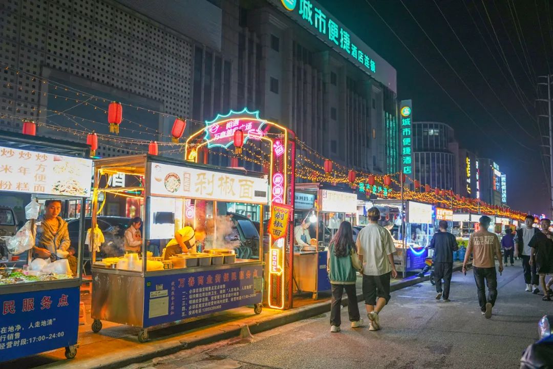 芜湖夜晚美食街，夜市的繁华与美食的诱惑