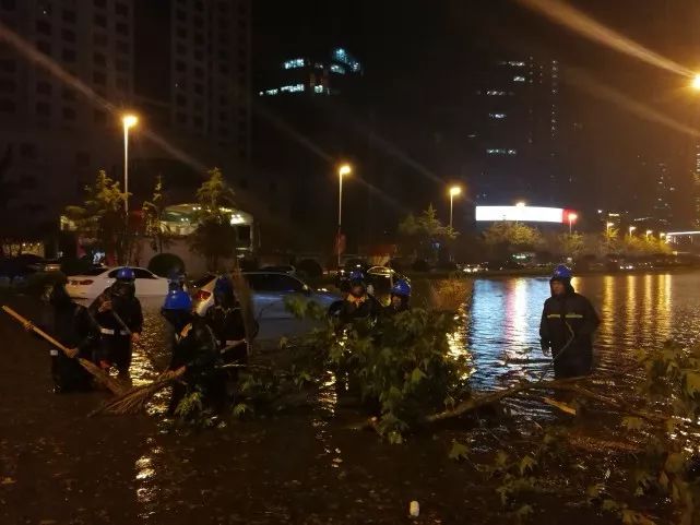 西安突遭狂风暴雨的夜晚