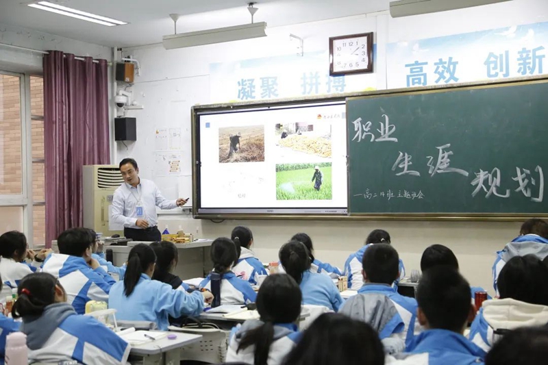 下课铃声，课堂的尾声与生活的序曲