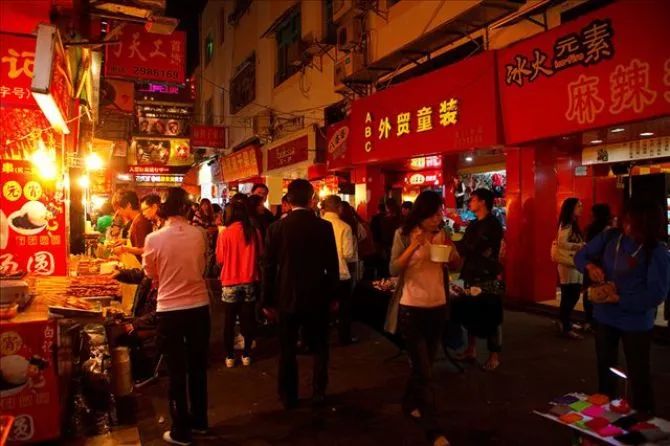 鼓楼夜市美食街，夜之味蕾的狂欢