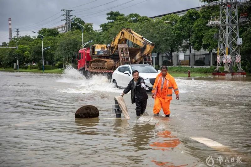 广东多地暴雨引发积水危机，行人推车前行的坚韧与应对之道